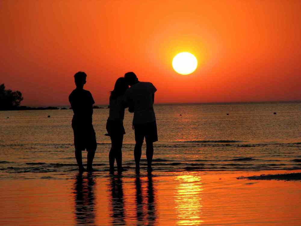RUTH BONNEVILLE / WINNIPEG FREE PRESS FILES
A group of friends watches the sunset at Grand Beach on Lake Winnipeg. Sales on the east side of the lake are skewing young, an agent says.