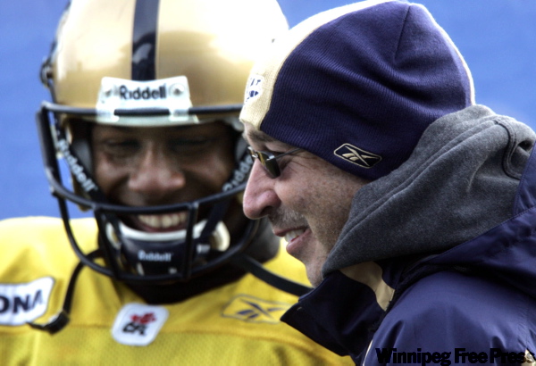 WAYNE.GLOWACKI@FREEPRESS.MB.CA
Bombers head coach Mike Kelly and favourite quarterback Michael Bishop have a lot to smile about after the team’s Thanksgiving Day success in Hamilton.