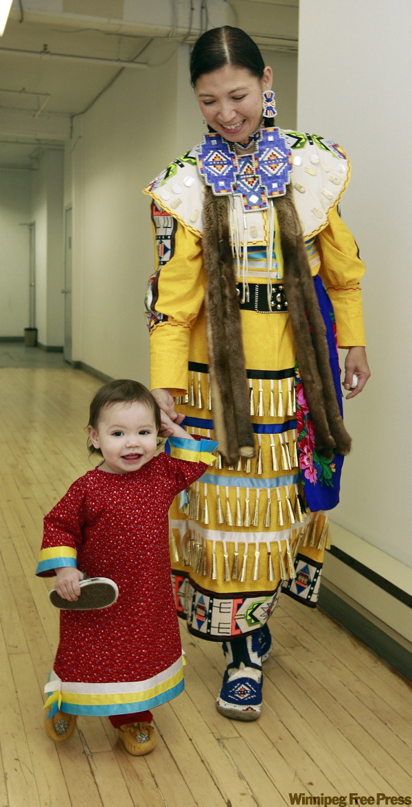 KEN GIGLIOTTI / WINNIPEG FREE PRESS
Jingle-dress dancer Joanne Soldier with her 15-month-old daughter, Waasayah Munro-Soldier, who will be making her dance debut.