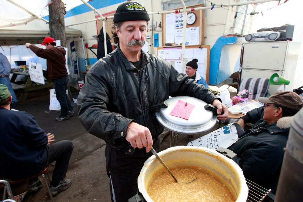 KEN GIGLIOTTI / WINNIPEG FREE PRESS
Picket captain Jacques Dupont, a 31 year worker at the mill, brings pea soup to the line for fellow picketers.