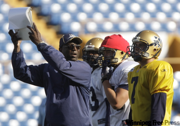 TREVOR HAGAN / WINNIPEG FREE PRESS
The pivot came from Montreal in exchange for a couple D lineman. Coach Donald Burrell shows Ricky Santos the playbook during practice Tuesday.