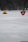 TREVOR HAGAN / WINNIPEG FREE PRESS
Flood waters nearly cover traffic signs in Woodlawn Park in Moorhead.
