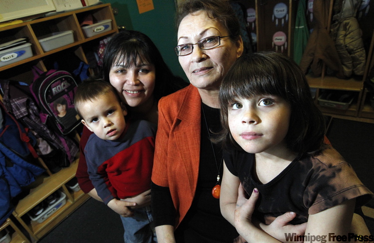 PHIL.HOSSACK@FREEPRESS.MB.CA
Nicole Berens (left) and her children Alisha (right) and Liam, with Jenny Sanderson at the Four Feathers resource centre.