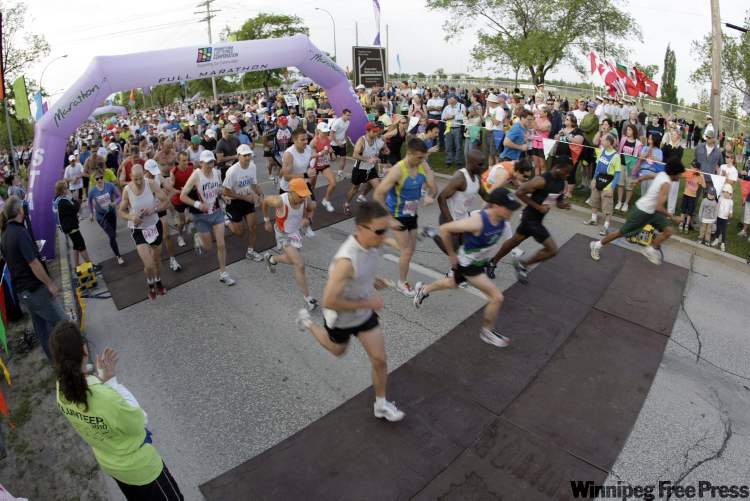 TREVOR HAGAN / WINNIPEG FREE PRESS
Manitoba full marathon runners start their race at the University of Manitoba.