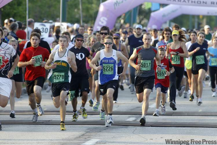 TREVOR HAGAN / WINNIPEG FREE PRESS
Manitoba Marathon Relay runners start their race this morning.