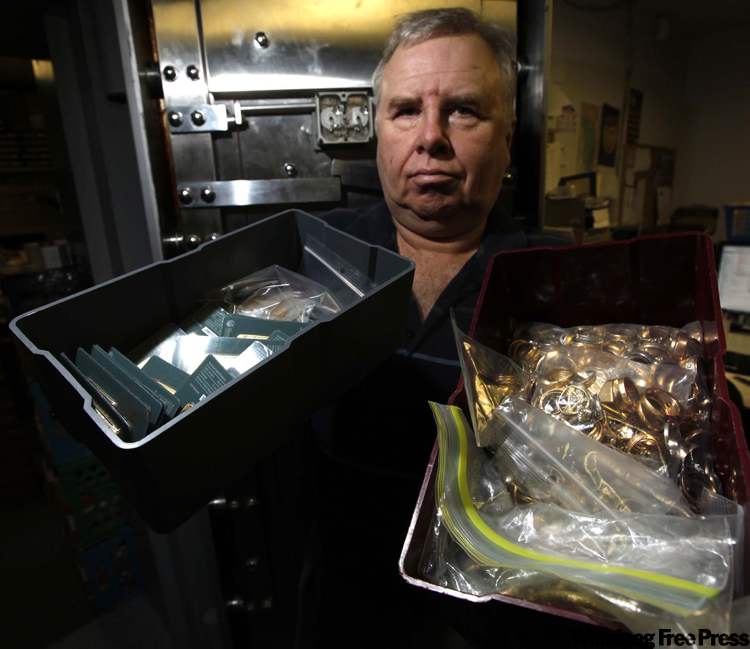 PHIL.HOSSACK@FREEPRESS.MB.CA
Ian Laing displays gold jewelry and bars.