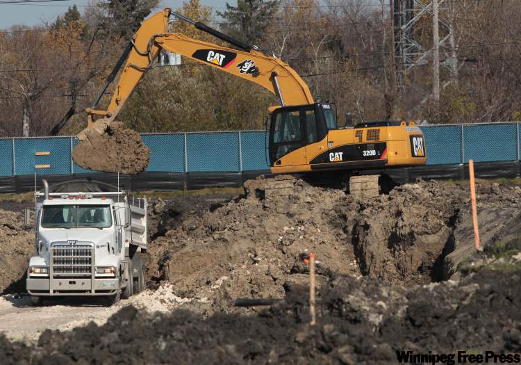 JOE BRYKSA / WINNIPEG FREE PRESS ARCHIVES
Construction continued on the new Winnipeg Blue Bombers stadium at the University of Manitoba last month. The cost will only go up.