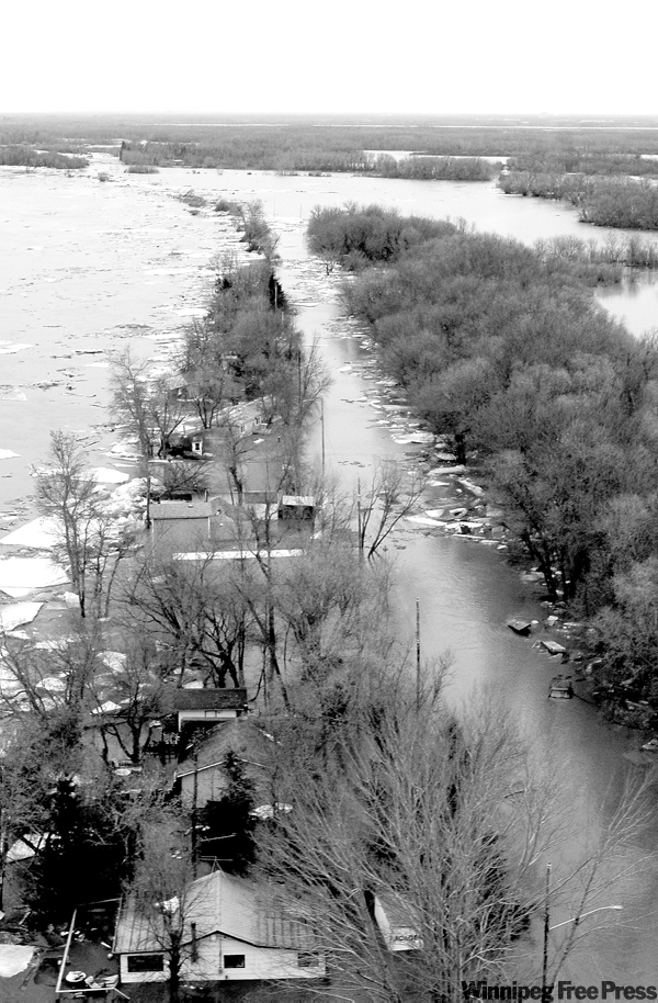 COURTNEY CAMPBELL / WINNIPEG FREE PRESS
In the Breezy Point area, nine people had to be rescued by provincial Zodiac boats after earlier refusing to leave.