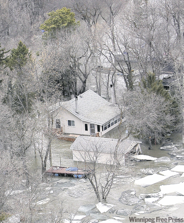 RUTH BONNEVILLE / WINNIPEG FREE PRESS
Houses and cottages in the Breezy Point area were submerged under frigid river water.