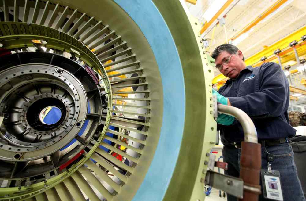RUTH BONNEVILLE / WINNIPEG FREE PRESS FILES
A Standard Aero aircraft engine mechanic works on an aircraft engine at the Winnipeg plant.