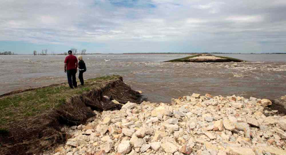 MIKE DEAL / WINNIPEG FREE PRESS Files
Area farmers check out flooding north of Highway 227 on the west side of the Portage Diversion in 2011.