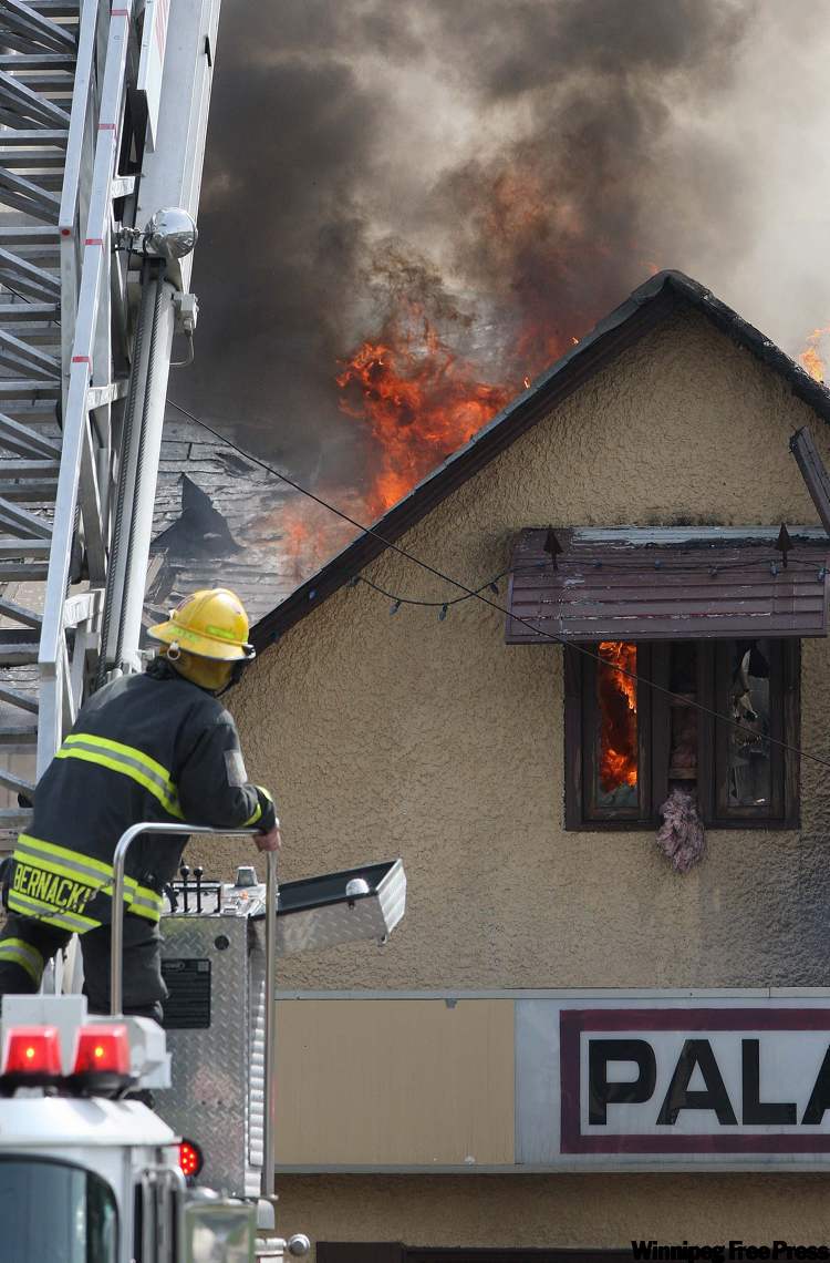 joe.bryksa@freepress.mb.ca
The Paladin restaurant on Des Meurons Street continues to burn on Sunday morning, even after firefighters had been on the scene for several hours. Crews were fighting the fire in defensive mode and were expected be on the scene well into the afternoon.
