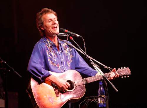 BORIS MINKEVICH / WINNIPEG FREE PRESS
Jim Cuddy of Blue Rodeo performs on opening night of the folk fest Wednesday.