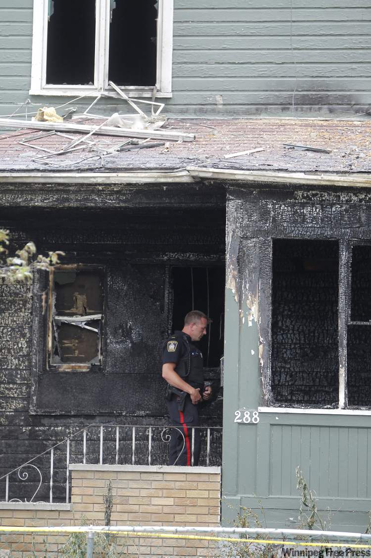 TREVOR HAGAN / WINNIPEG FREE PRESS ARCHIVES
Police attend the scene of a house fire on Austin Street North Saturday that claimed the lives of five people.