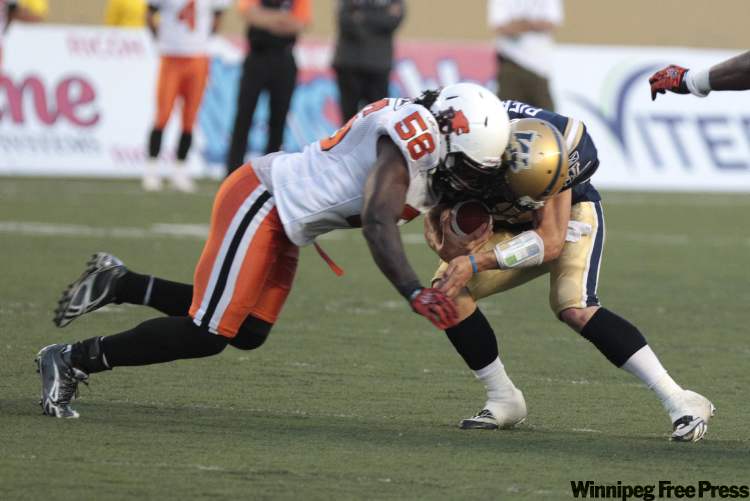 MIKE DEAL / WINNIPEG FREE PRESS
Lions Solomon Elimimian collides with Bombers Buck Pierce in the second half.