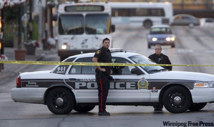 KEN GIGLIOTTI / WINNIPEG FREE PRESS
Police closed off Osborne Street, between Stradbrook and Wardlaw avenues.