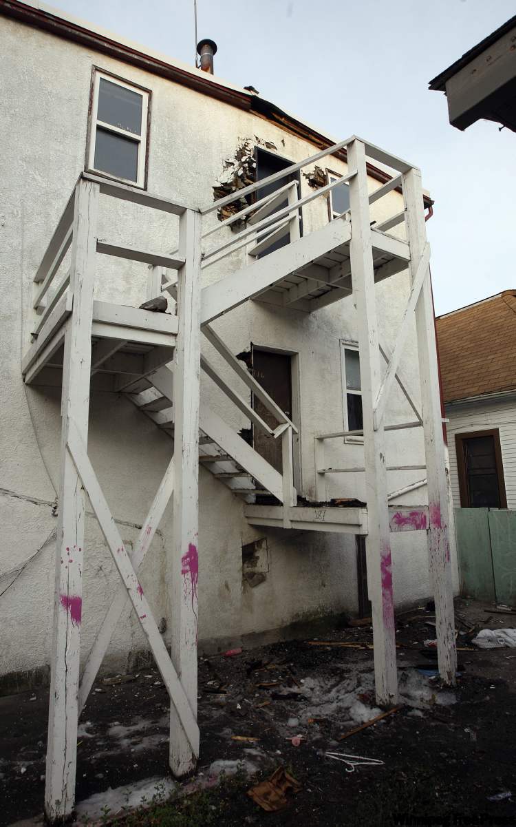 Ten people without a home after fire on Redwood – Winnipeg Free Press