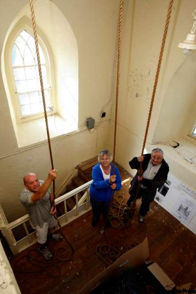 KEN GIGLIOTTI / WINNIPEG FREE PRESS
From left: Peter Clarke, Barbara Gessner and Bill Gessner hold bell ropes at St. Andrew's-on-the-Red Anglican Church. The large brass bells were imported from England in 1849.