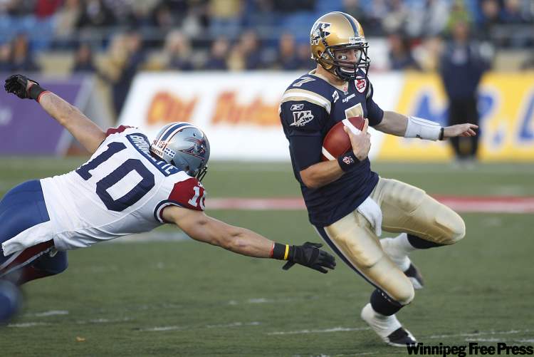 JOHN WOODS / WINNIPEG FREE PRESS
Winnipeg Blue Bombers' Alex Brink (7) avoids a tackle by Montreal Alouettes' Marc-Olivier Brouillette (10) in first-half CFL action in Winnipeg Friday.