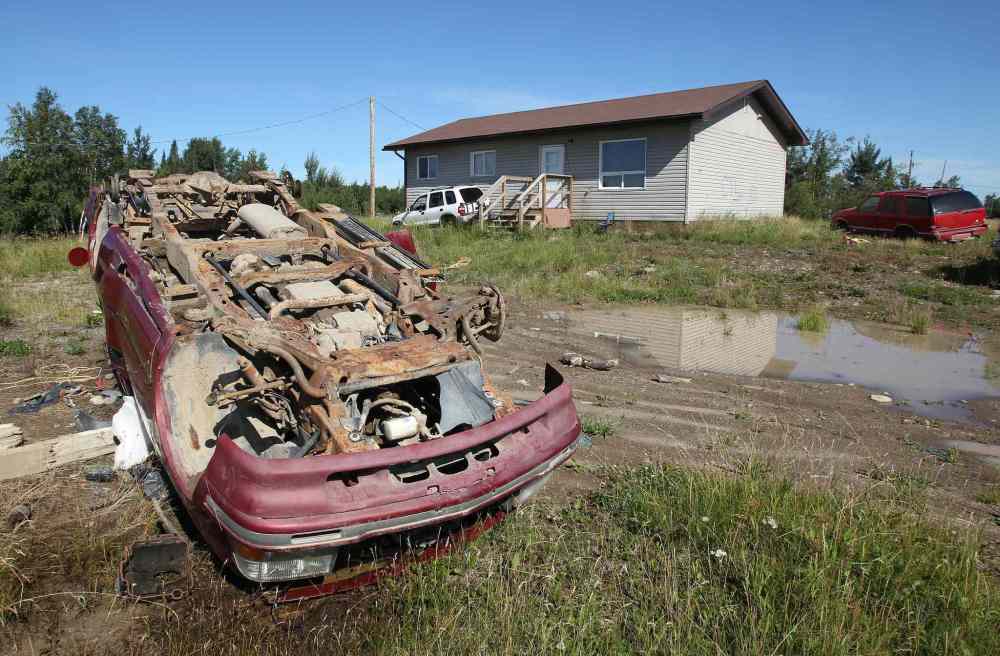 Joe Bryksa / Winnipeg Free Press
The front yard of a home on the St. Theresa Point First Nation is seen in a file photo. It's not uncommon to have up to 18 people sharing a three-bedroom bungalow on the reserve, says Chief David McDougall.