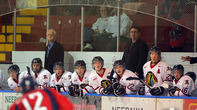 Bruce Bumstead/Brandon Sun
Members of the Neepawa Natives and head coach Bryant Perrier (right) look on from the bench during Wednesday night’s MJHL game against the Dauphin Kings at the Yellowhead Centre in Neepawa.