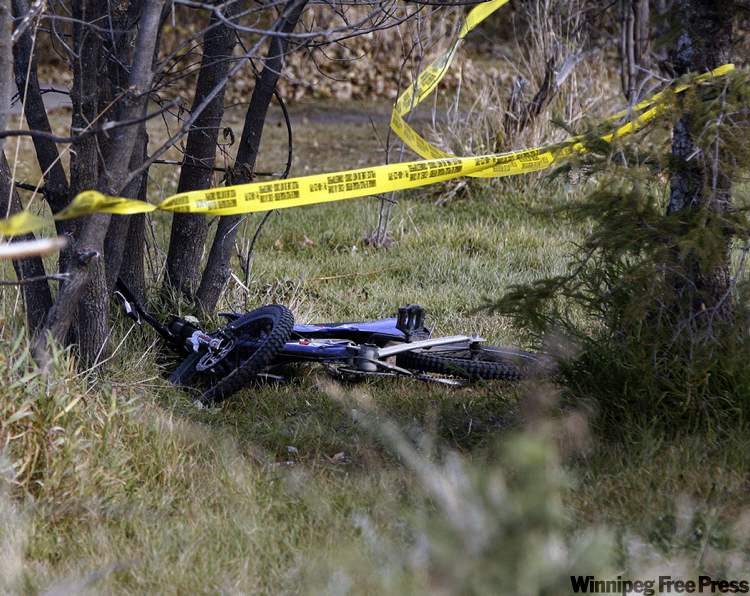 KEN GIGLIOTTI / WINNIPEG FREE PRESS
RCMP are investigating the shooting death of a nine-year-old young boy on the Sagkeeng First Nation Thursday evening. Police have taped off the home where the shooting happened.