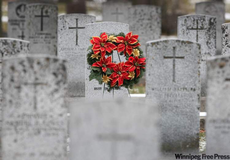 JOE BRYKSA / WINNIPEG FREE PRESS
A wreath stands near a memorial stone in the Field of Honour at Brookside Cemetery in Winnipeg.