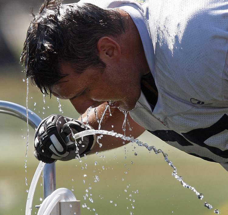 KEN GIGLIOTTI / WINNIPEG FREE PRESS ARCHIVES
Offensive lineman Paul Swiston enjoys stadium water for free. Now fans can, too.