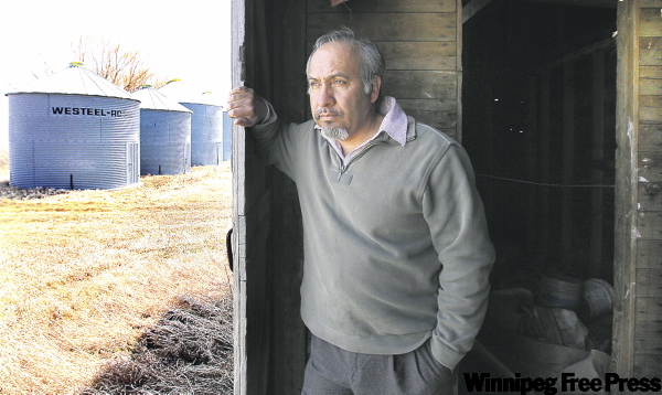 RUTH BONNEVILLE / WINNIPEG FREE PRESS
Union worker Gustavo Mejicanos says a lack of adequate health insurance may prevent seasonal farm employees from seeking medical assistance. Without improved benefits, the province has a gaping hole in its defence against the swine flu outbreak, he warns.