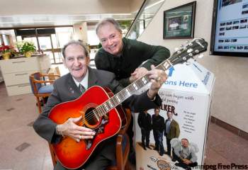 RUTH BONNEVILLE / WINNIPEG FREE PRESS
Winnipegger Philip J. Cheverie, with head angel Kevin Rollason, holds the guitar autographed by Doc Walker he won in the Pennies from Heaven contest.