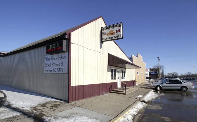MIKE DEAL / WINNIPEG FREE PRESS
Mike's Parcel Pickup in Pembina, ND.