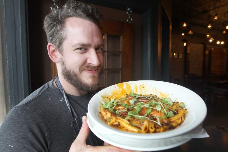 Joe Bryksa / Winnipeg Free Press
Chef Scott Bagshaw of Deseo Bistro with his take on mac and cheese.