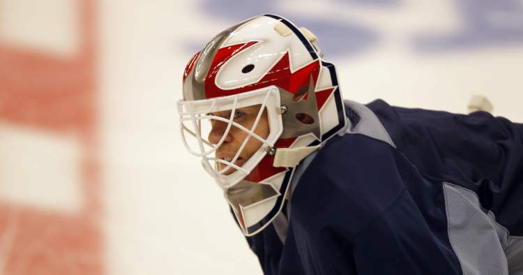 Boris Minkevich / Winnipeg Free Press
Chris Mason shows off a new mask at practice Friday.