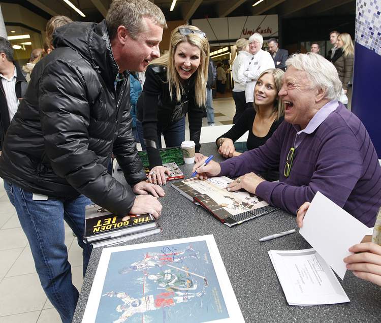 KEN GIGLIOTTI / WINNIPEG FREE PRESS
Hockey great and former Winnipeg Jet Bobby Hull (right) signs a copy of his book, The Golden Jet, for Kent Robinson in Winnipeg Square. Robinson was visited by Hull when he was suffering from cancer in a Health Sciences Centre Children's Hospital ward, at age 9, 30 years ago.