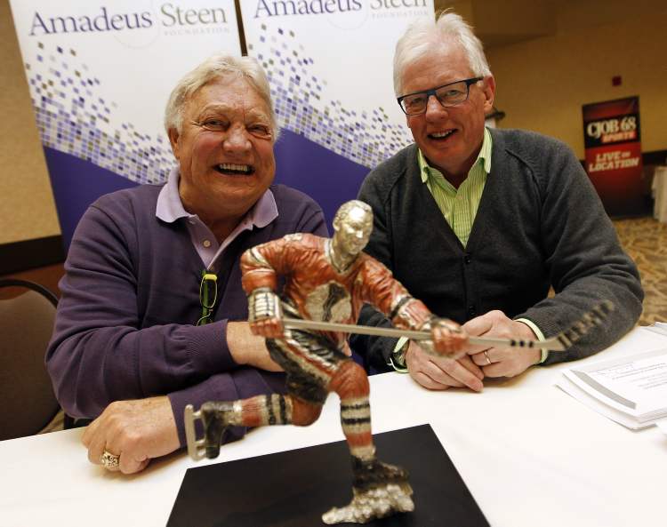 TREVOR HAGAN / WINNIPEG FREE PRESS
Bobby Hull and Ulf Nilsson at Canad Inns Polo Park on Friday, along with a miniature statue of the Golden Jet, which will be up for auction.