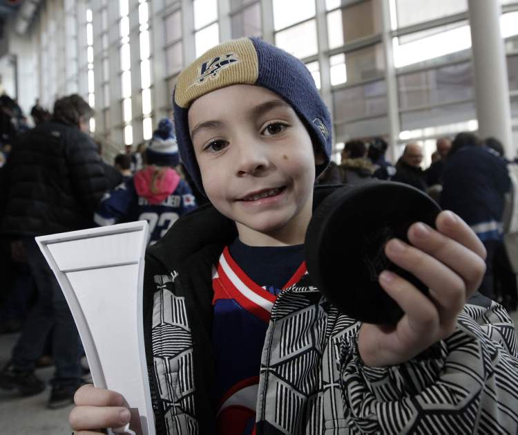 TREVOR HAGAN / WINNIPEG FREE PRESS
Alex Ranieri, 5, caught a puck from Tim Stapleton when he came to see the Winnipeg Jets take on the St. Louis Blues, Saturday.