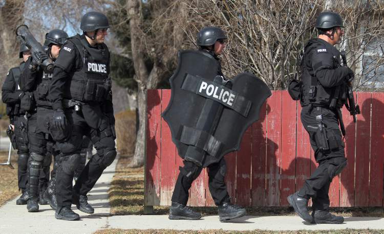 Phil Hossack / Winipeg Free Press
City police tactical team members march away from a house they raided earlier this morning in the 800 block of Government Avenue as part of Operation Flatlined.