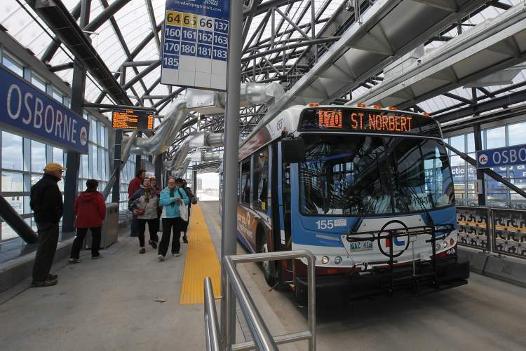 John Woods / Winnipeg Free Press archives
Winnipeggers seem less than enthusiastic about rapid bus transit ' but that may be due to the city's hurry-up-and-wait approach.
