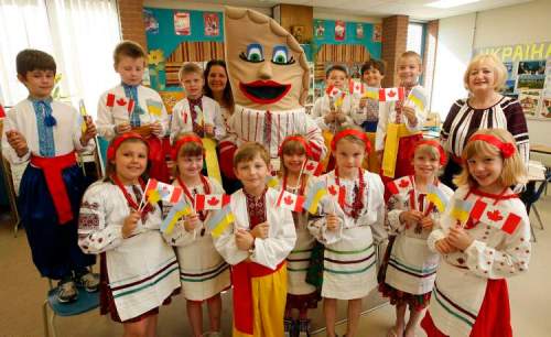 KEN GIGLIOTTI / WINNIPEG FREE PRESS
Happy Thought School's Grade 2 class in traditional dress with mascot Petrusia Perogy.