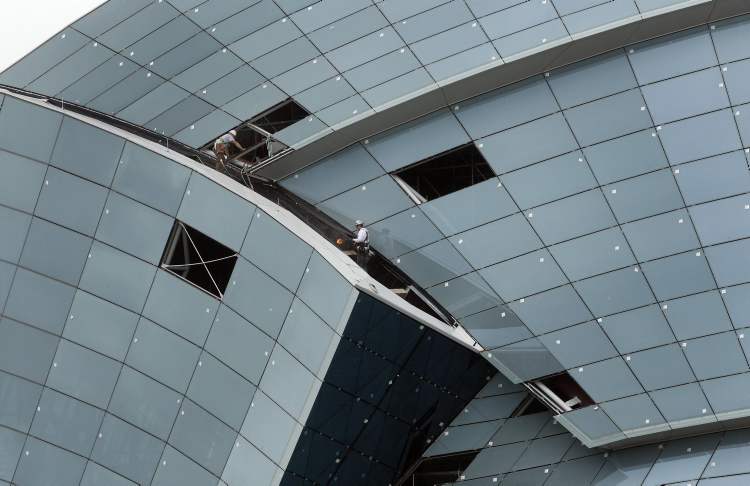 KEN GIGLIOTTI / WINNIPEG FREE PRESS
Workers use a torch to attach moisture barrier to the roof area of the Canadian Museum for Human Rights. Most of the exterior glass panels for the museum have been installed, but the upper tower area remains to be finished.