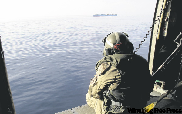 DAN LETT / WINNIPEG FREE PRESS
A Canadian sailor watches the water on the Gulf of Aden aboard the HMCS Winnipeg. Crews have so far only seized, then released pirates.