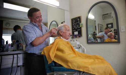 Mike Deal / Winnipeg Free Press
Rocco 'Rocky' Curatola, is one of a dwindling number of men keeping the Italian barbershop tradition alive and well in Winnipeg.