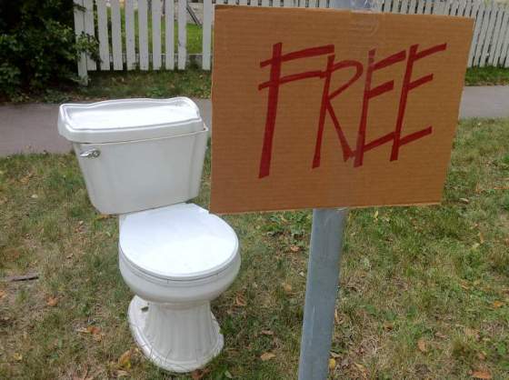 David Lipnowski / Winnipeg Free PressA toilet sits on a front lawn Saturday as part of the city's fall Curbside Giveaway Weekend.