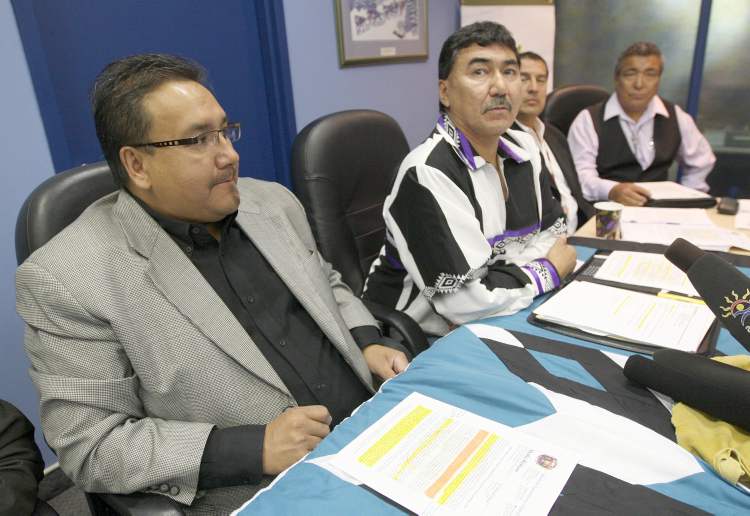 Joe Bryksa / Winnipeg Free Press
A northern Manitoba First Nation says it has had to detain rowdy persons in a dressing room of a hockey arena because the Mounties won't provide it with keys to their cells. MKO Grand Chief David Harper, left, and Northlands Denesuline First Nation Chief Joe Antsanen.