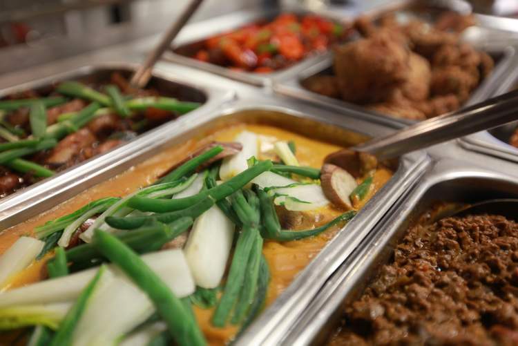 RUTH BONNEVILLE / WINNIPEG FREE PRESS
Beef oxtail in peanut sauce (front, yellow) is just one of the variety of freshly prepared items available in their lunch buffet.