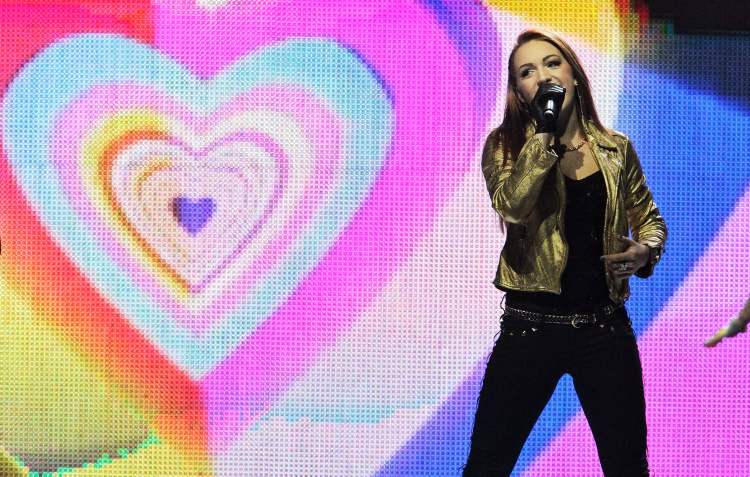 Mike Deal / Winnipeg Free Press
Victoria Duffield performs at We Day at the MTS Centre Tuesday.