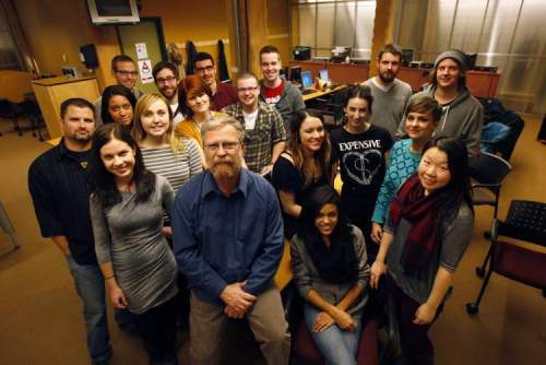 KEN GIGLIOTTI  / WINNIPEG FREE PRESS
Red River College Creative Communications instructor Duncan McMonagle with his journalism class.