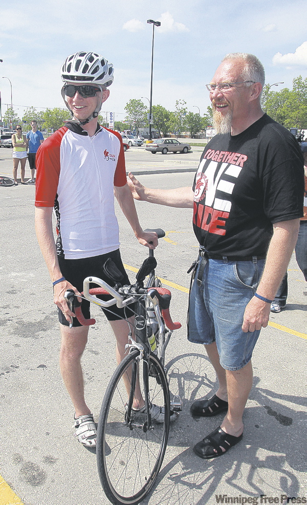 KEN GIGLIOTTI / WINNIPEG FREE PRESS
Wes Bauer, halfway in his cross-Canada ride against cancer, chats with dad Lyle.