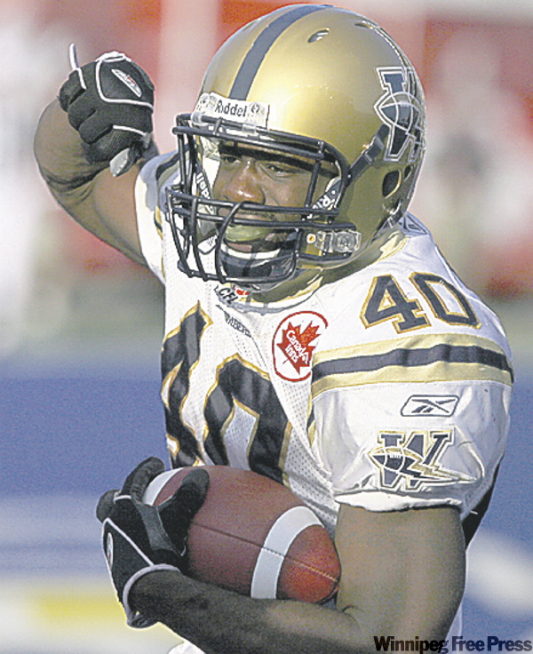 MIKE.APORIUS@FREEPRESS.MB.CA
Running back Lavarus Giles celebrates his second touchdown Wednesday.