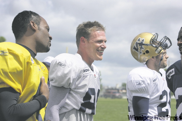 RUTH.BONNEVILLE@WINNIPEGFREEPRESS.CA
Bombers receiver Brock Ralph (centre) spent four seasons with the Edmonton Eskimos and will have family in the stands when the Bombers begin the 2009 regular season at Commonwealth Stadium on Thursday.